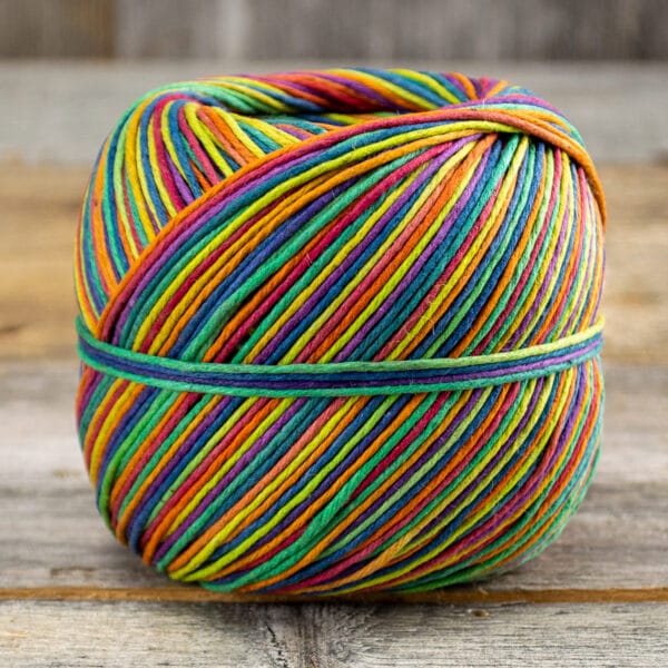 Image d'une balle de corde de chanvre multicolore rainbow
